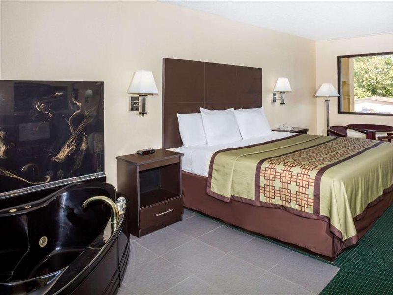 Days Inn By Wyndham Enterprise Exteriér fotografie