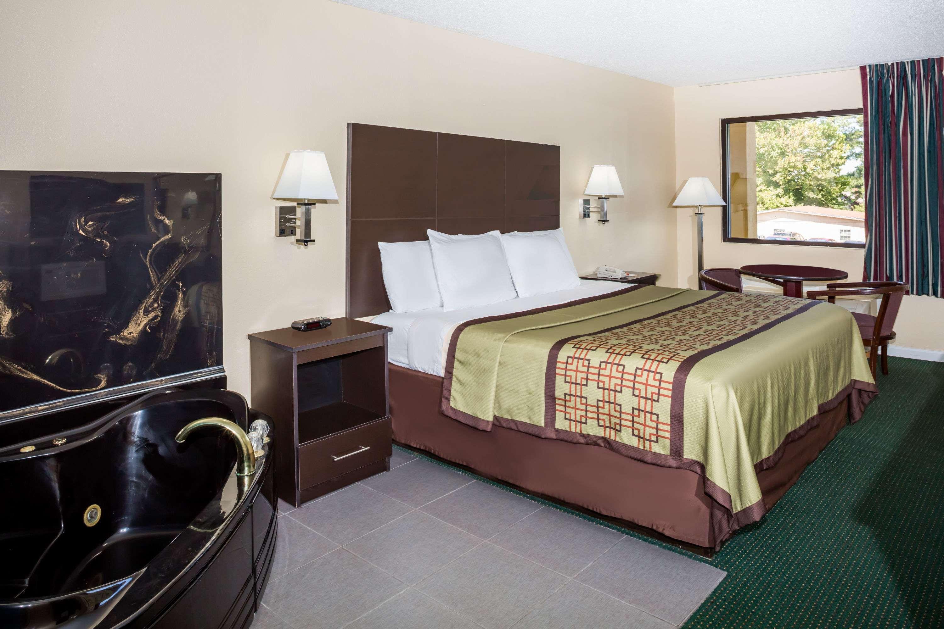 Days Inn By Wyndham Enterprise Exteriér fotografie