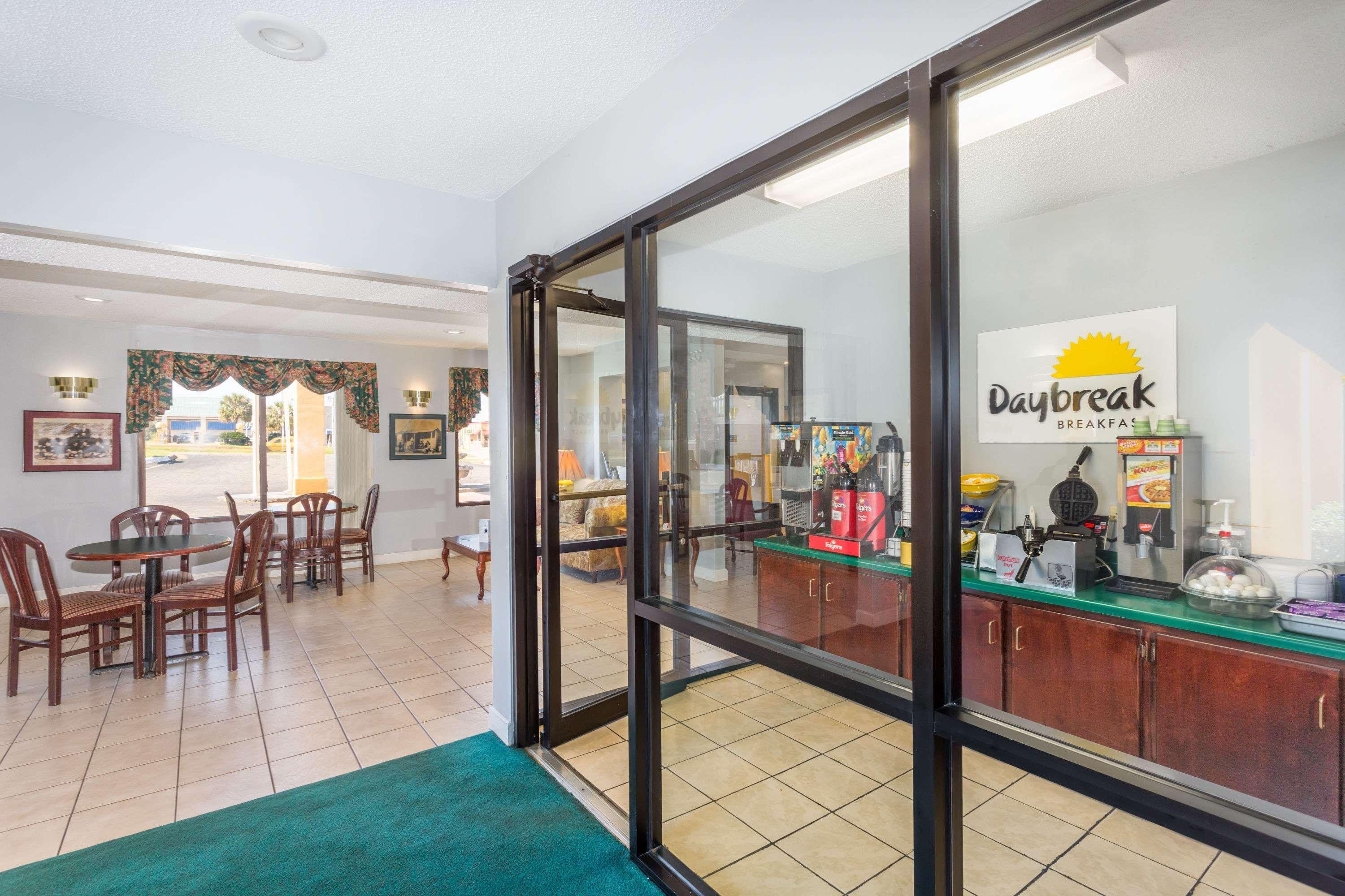 Days Inn By Wyndham Enterprise Exteriér fotografie