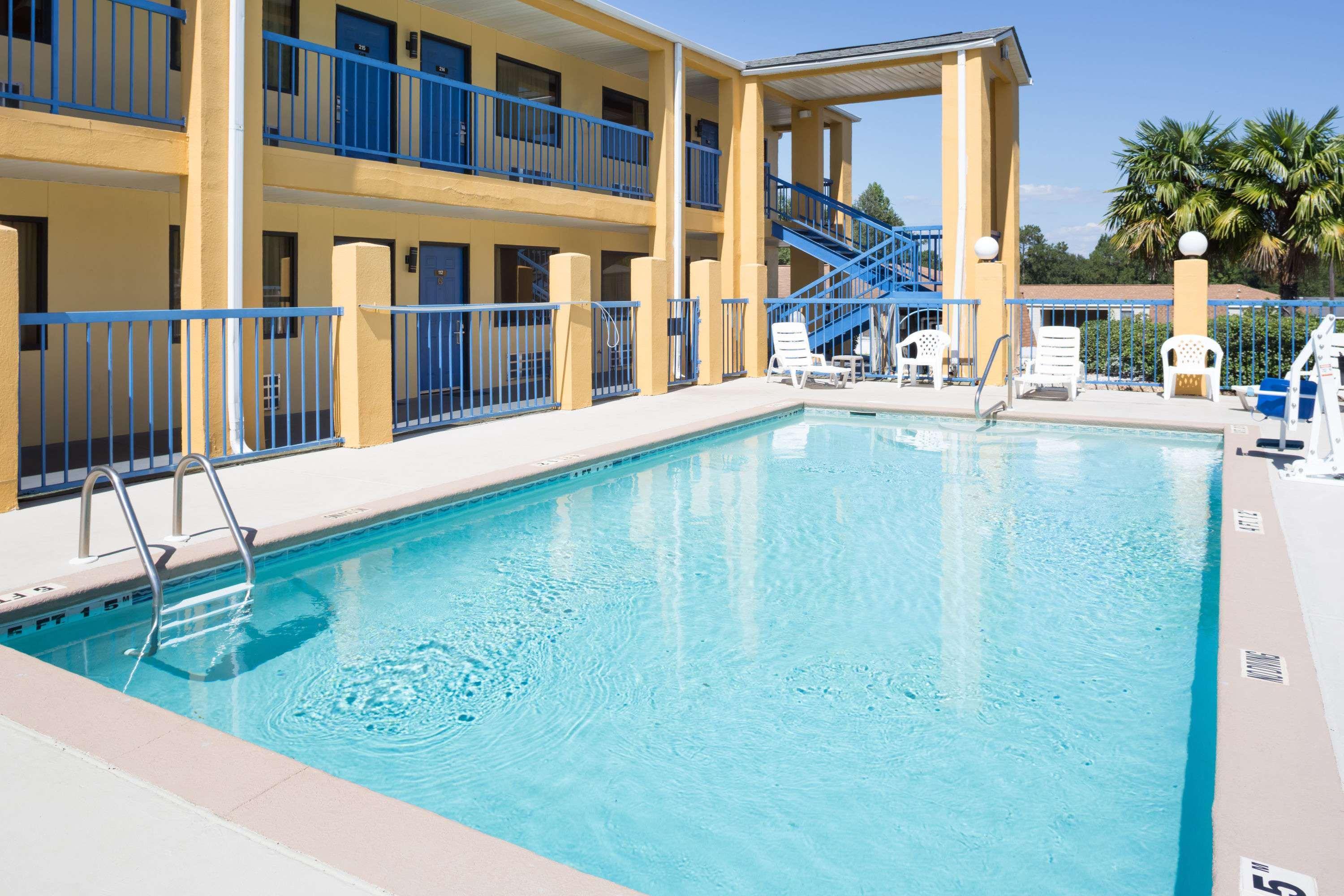 Days Inn By Wyndham Enterprise Exteriér fotografie
