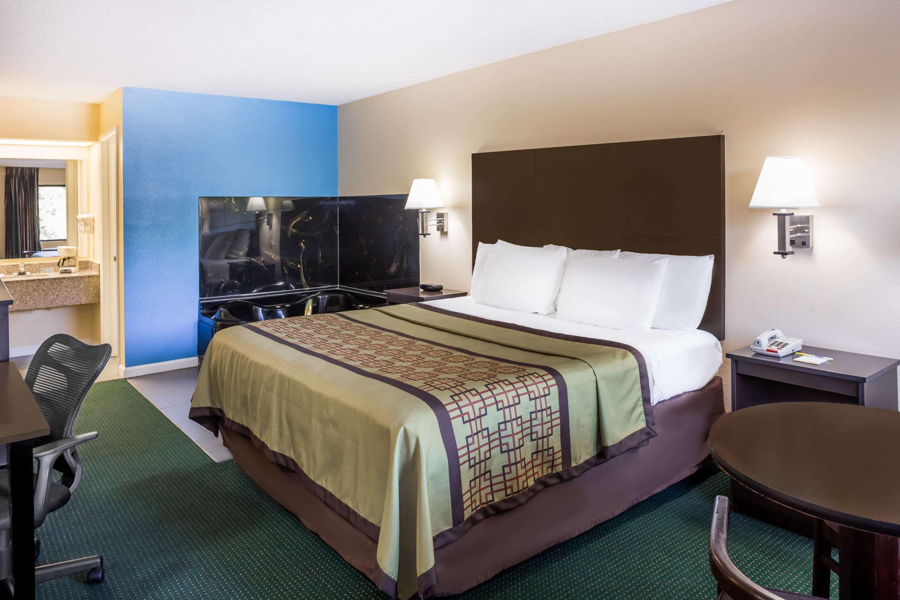 Days Inn By Wyndham Enterprise Exteriér fotografie